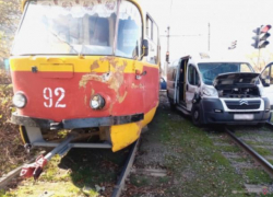 Водитель иномарки решил протаранить трамвай