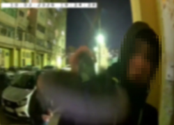 Полиция Волжского ищет подростков, разбивших домофон самокатом после публикации «Блокнот»