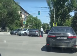 Тройное ДТП на перекрестке в Волжском попал на видео