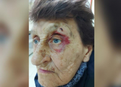 Упала и ударилась виском: в Волжском разыскивают женщин, избивших пенсионерку