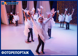 В Волжском прошел гала-концерт детей с ограниченными физическими возможностями: фоторепортаж