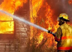 В Ленинском районе неизвестный поджег частный дом