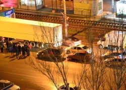 На юге Волгограда лихач зацепил три автомобиля и хотел скрыться с места ДТП