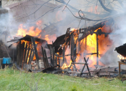 В Волжском из-за игр с огнем сгорели две хозпостройки