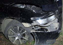 Водитель на Daewoo Espero влетел в дерево в Волжском: погибла девушка