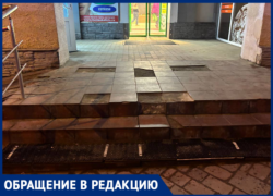 «Даже коляску не провезти»: волжанка пожаловалась на плитку-ловушку у здания администрации