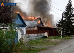 Большой пожар бушует на Рабочем в Волжском. Есть пострадавший