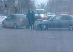 Из-за невнимательности водителя произошла авария в Волжском