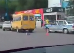 Маршрутка подмяла новенький кроссовер Lada Xray в центре Волжского