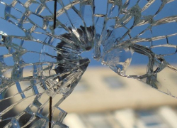 В Волжском хулиган забросал камнями ГАЗель маршрутчика