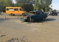 В центре Волжского столкнулись "семерка" и "КамАЗ"
