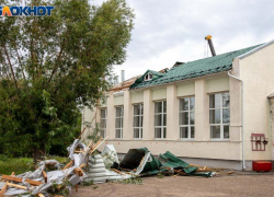В Волжском начали восстанавливать кровлю школы, пострадавшей от удара стихии