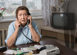 Голос в трубке лишил пенсионерку из Волжского почти миллиона рублей