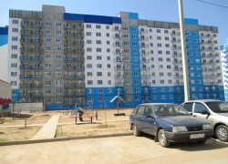 Молодой парень выпал из окна «флагмановского» дома в Волжском