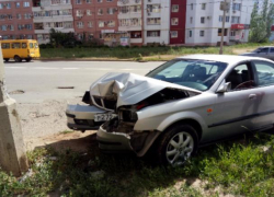 Пьяный лихач поймал столб на улице Мира в Волжском