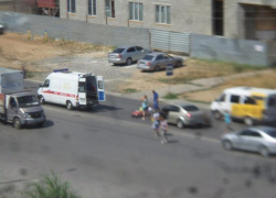 79-летняя бабушка чудом осталась жива, попав под колеса "Рено" в Волжском