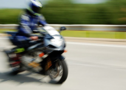 В Волжском мотоциклист угодил под колеса иномарки