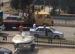 В Волжском внедорожник снес ВАЗ: за легковой машиной прибыл эвакуатор