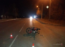 В Волжском автомобилист снес мопед с подростками и скрылся 