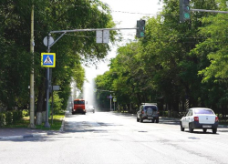 Поливомоечные машины вышли на улицы Волжского из-за жары