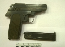 Житель Нового Рогачика разгуливал с самодельным пистолетом за пазухой