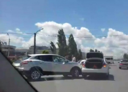 "Ниссан Кашкай" протаранил аварийных комиссаров напротив "Волгамолла" в Волжском