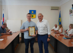 Глава Волжского вручил награды молодым волонтерам за помощь бойцам в зоне СВО