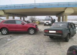 Водитель "Ауди" сам врезался в "семерку" под новым мостом