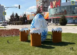 Двухметровое яйцо установили на главной площади Волжского