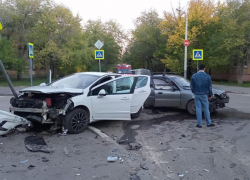 Лобовое столкновение авто на перекрестке в Волжском: видео