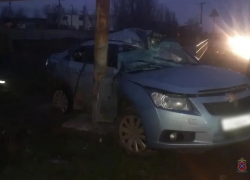 В Волжском пьяный водитель без прав врезался в стойку газовой трубы