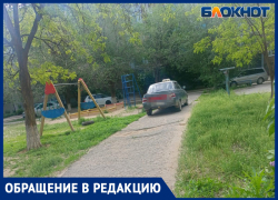 «Он хотел меня задавить!»: в Волжском таксист разъезжает по пешеходным дорожкам у детской площадки