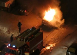 Поздно ночью в Волжском по неизвестной причине загорелся "УАЗ Patriot" 