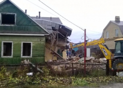 Рабочего придавило деревом при разборе дома в Среднеахтубинском районе 