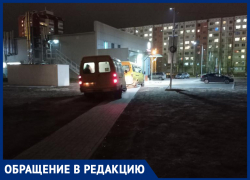 Плевать на людей: автомобилисты объезжают пробки по тротуару в Волжском