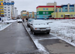 Пешеходная дорожка в садик перекрыта машинами: родителям с детьми приходится идти по проезжей части в Волжском