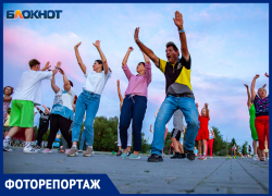 Яркие кадры танцев на закате в Волжском: фоторепортаж