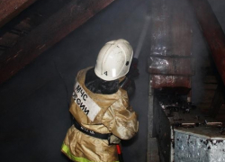 Огненная стихия захватила дачу в Волжском