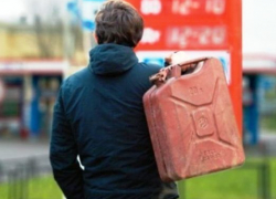 В Волжском неизвестные сливают бензин с отечественных "легковушек"