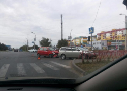 От сильного удара иномарку вынесло на пешеходный переход в Волжском
