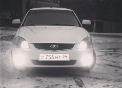 В Волжском угнали белую "Приору"