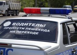 Четыреxлетний ребенок попал под авто во дворе дома в Волжском