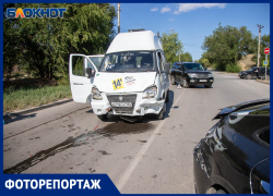 ЧП на острове Зеленый в Волжском: маршрутка и легковушка столкнулись, есть пострадавшие