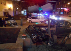 В центре Волгограда «Хендай» при ДТП чуть не слетел в подземный переход