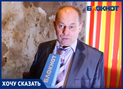 «Вода стекает по стенам, штукатурка падает на голову»: волжанин живет в разрухе из-за душа соседей