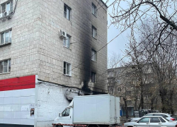 В Волжском ночной пожар на Энгельса поднял с постелей десятки жильцов