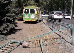 Водитель маршрутки покалечил пассажирку, снесся забор в центре Волжского