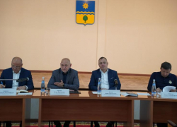 Глава Волжского Игорь Воронин раскритиковал УК за антисанитарию во дворах и подъездах