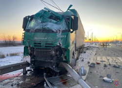 Многотонный КАМАЗ вылетел с дороги в Среднеахтубинском районе и протаранил препятствие