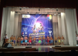 Открытое первенство Волгограда по бодибилдингу: купальники, искусственный загар и звание лучших 